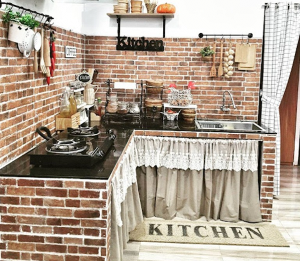 Kitchen set minimalis dengan dinding bata ekspos